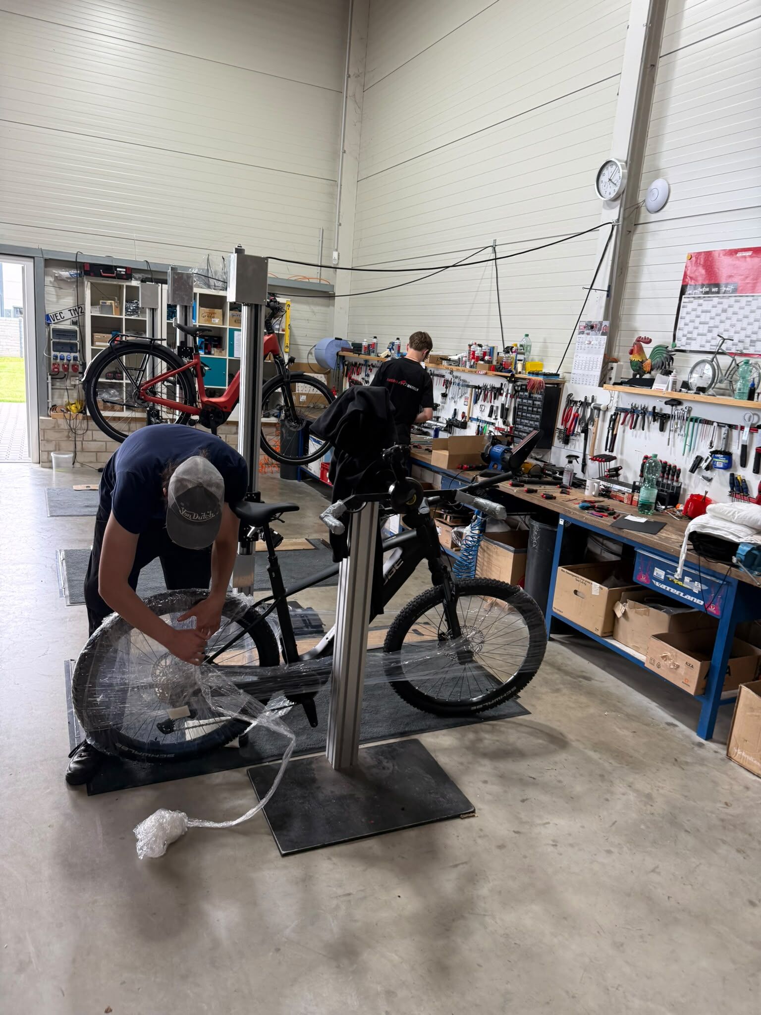 Mitarbeiter von Fahrrad Markus bauen ein E-Bike auf